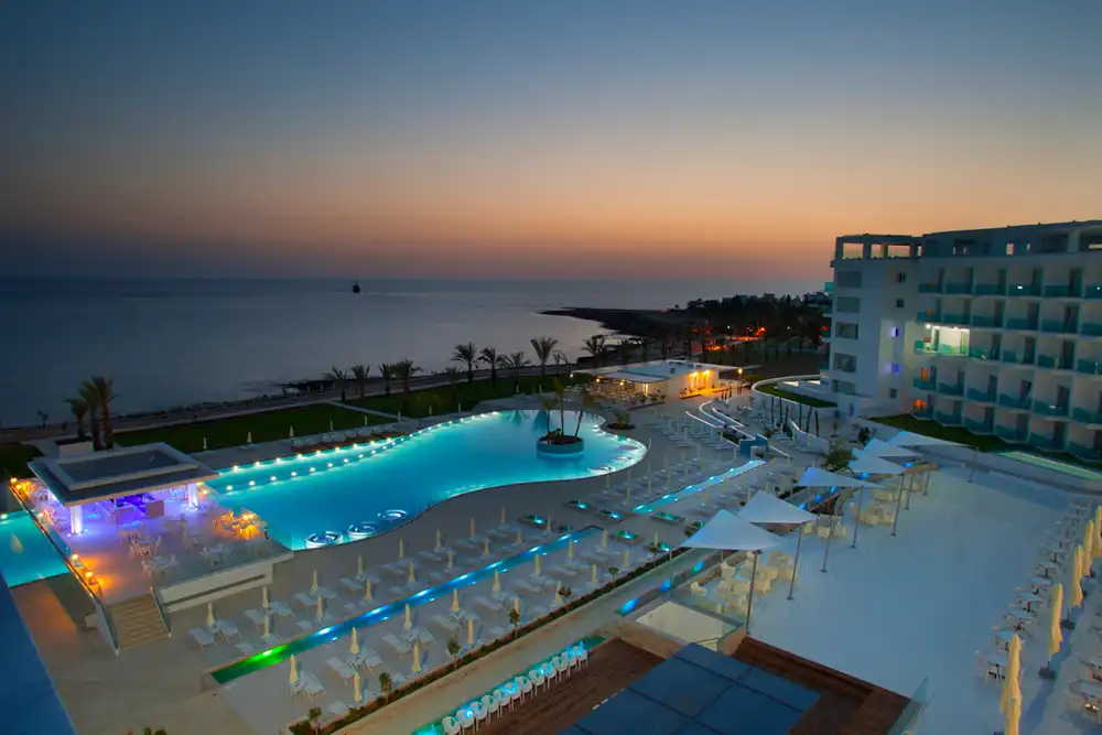 KING EVELTHON BEACH HOTEL